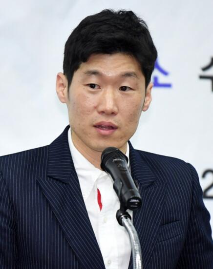 [유머] 조규성 셀틱 포함 3개 팀 영입 제안, 이적시점 두고 박지성 디렉터와 조율중 -  와이드섬