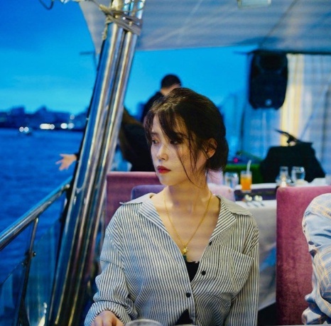 [유머] 피오가 찍어준 사진이 마음에 들었던 아이유 -  와이드섬