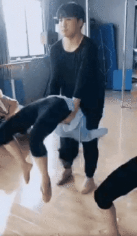 [유머] 극한의 여초학과.. 무용과에서 남자가 하는 일 -  와이드섬