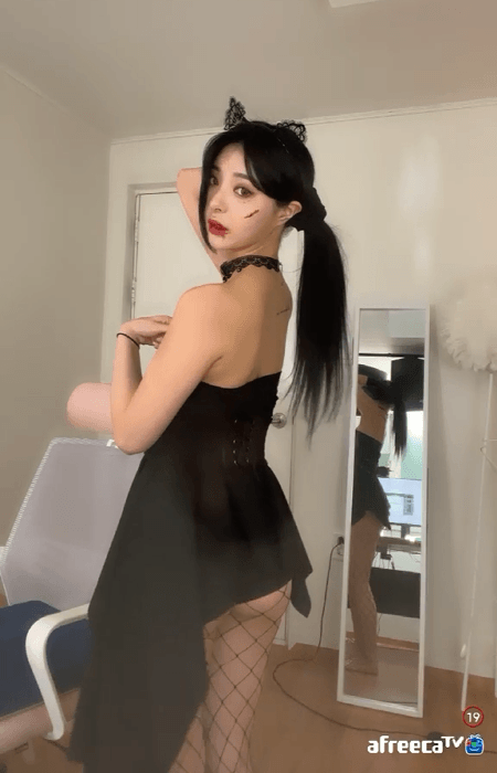 [유머] 할로윈 의상 보여주는 하은 -  와이드섬