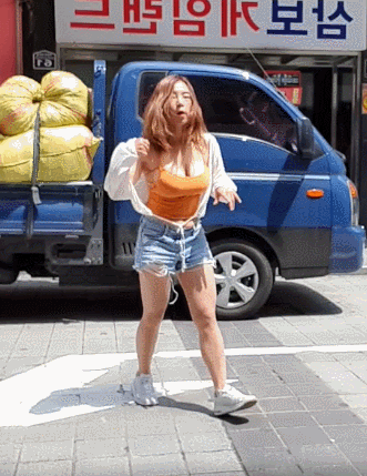 [유머] 도로한복판에서 드리블 지리는 자연산 여캠 -  와이드섬