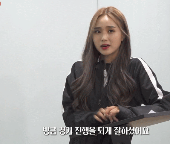 [유머] 축구 선수들한테 대쉬 많이 받을듯한 여자 심판 -  와이드섬